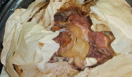 Χοιρινό κότσι στη λαδόκολλα