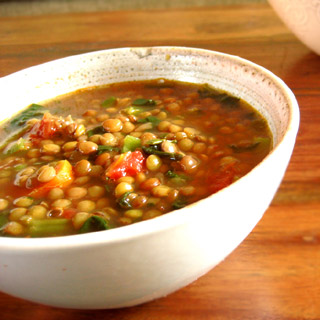 Ntomatosoupa me revithia kai fakes
